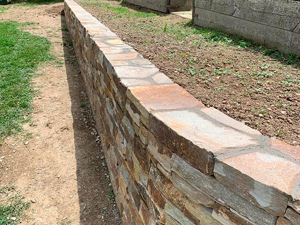 Muret en pierre de Gneiss